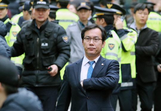 14일 오전 서울 강남구 논현동 이명박 전 대통령의 자택 앞에서 자유한국당 김영우 의원이 이명박 전 대통령의 검찰 소환에 관해 입장 표명을 하기 위해 들어서고 있다.